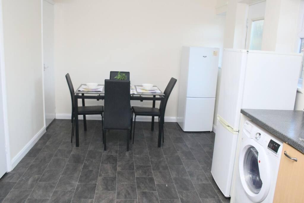 Contractor'S Haven- 4-Bedroom House With Free Parking, Super Fast Wifi, Fran Properties In Aylesbury, Pets Are Welcome! Aylesbury  Ngoại thất bức ảnh